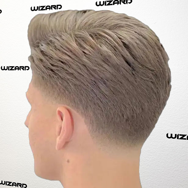 Frisörresultat, blond modell som tittar till vänster