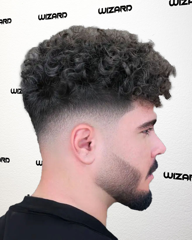 Frisörresultat, mörkhårig modell som tittar till höger